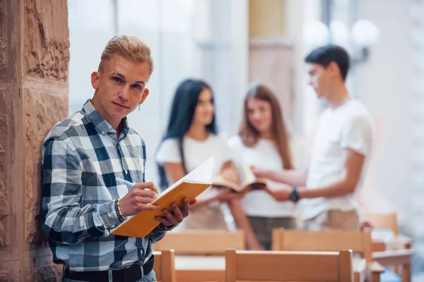 Hij Leest Zijn Notitieblok Vier Jonge Studenten Casual Kleding Hebben — Stockfoto