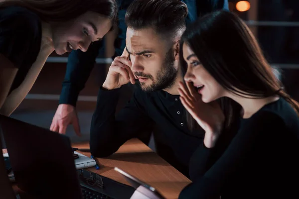 Ansiktsuttryck Teamet Unga Affärsmän Arbetar Med Sitt Projekt Nattetid Kontoret — Stockfoto