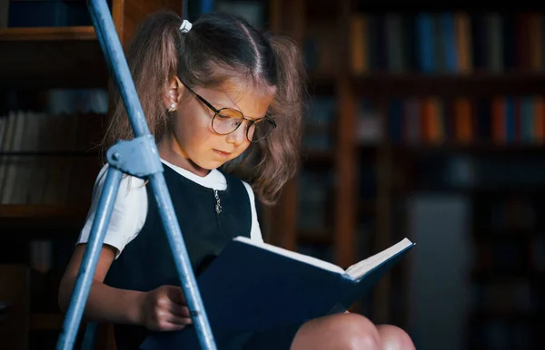 Συγκέντρωση Στην Ανάγνωση Μια Μαθήτρια Στη Σκάλα Στη Βιβλιοθήκη Γεμάτη — Φωτογραφία Αρχείου
