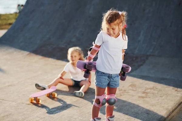 Versuch Einer Neuen Skate Zwei Süße Weibliche Kinder Haben Spaß — Stockfoto