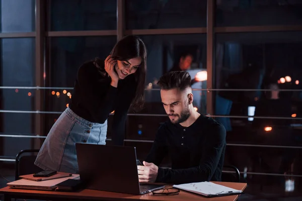 Denim Kjol Teamet Unga Affärsmän Arbetar Med Sitt Projekt Nattetid — Stockfoto