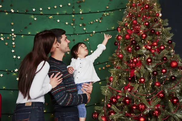 Famiglia Felice Che Festeggia Anno Nuovo Sta Vicino Albero Natale — Foto Stock