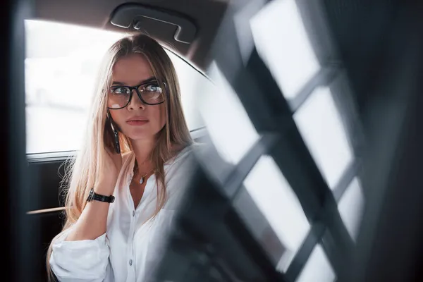 Malas Noticias Mujer Negocios Inteligente Sienta Asiento Trasero Del Coche — Foto de Stock