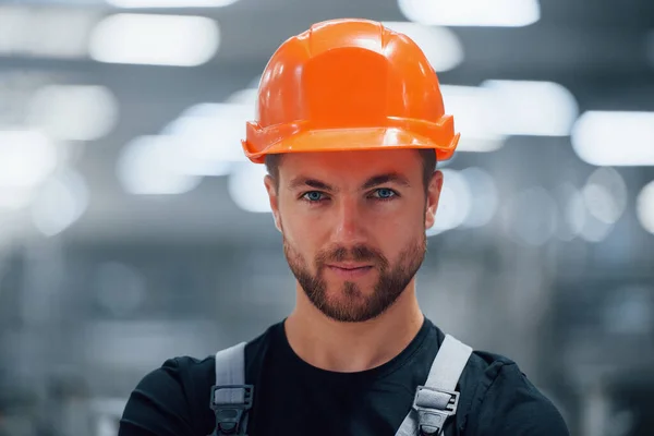 Ritratto Operaio Industriale Maschile Fabbrica Giovane Tecnico Con Cappello Duro — Foto Stock