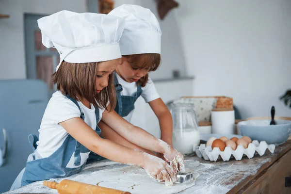 Konzentration Beim Kochen Familienkinder Weißer Koch Uniform Bereiten Essen Der — Stockfoto