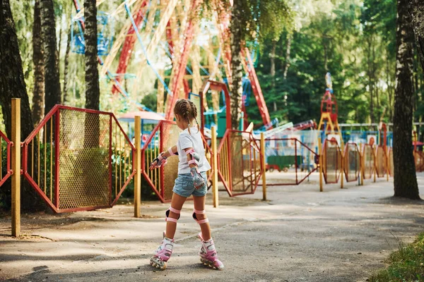 Visszapillantás Vidám Kislány Görkorcsolyával Érezze Jól Magát Parkban Látnivalók Közelében — Stock Fotó