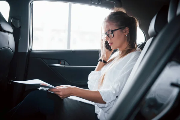 Conversación Activa Mujer Negocios Inteligente Sienta Asiento Trasero Del Coche — Foto de Stock