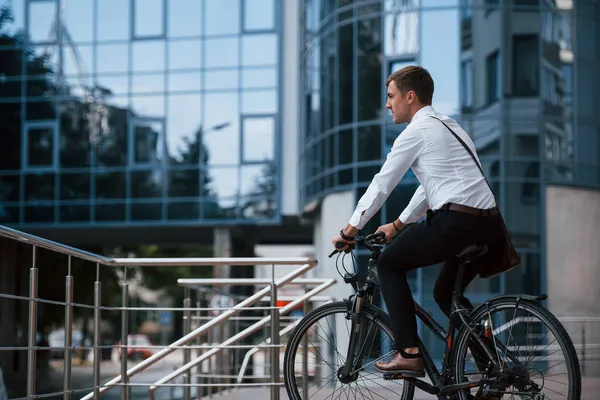Vamos Para Trabalho Empresário Roupas Formais Com Bicicleta Preta Está — Fotografia de Stock