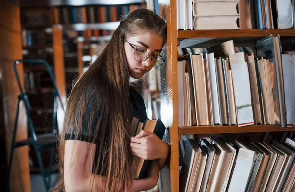Apoyado Los Estantes Siente Cansado Estudiante Está Biblioteca Llena Libros — Foto de Stock