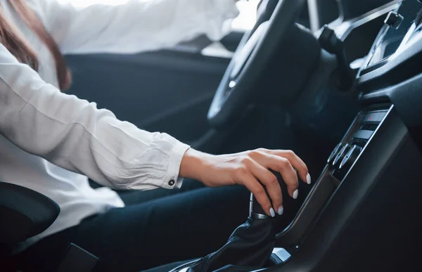 Рука Палке Передач Частичный Взгляд Женщины Пробовавшей Новый Современный Автомобиль — стоковое фото