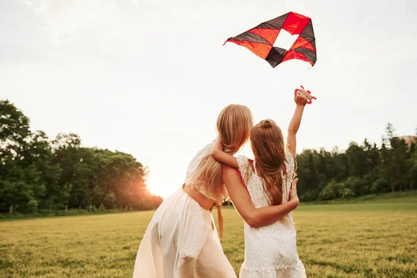 Naar Lucht Kijken Moeder Dochter Hebben Plezier Met Vliegeren Het — Stockfoto