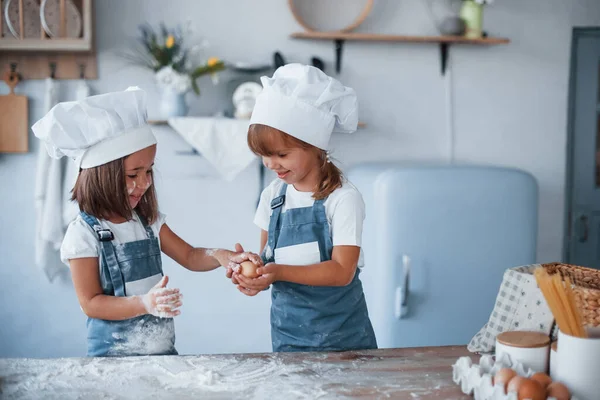 Παίζει Αυγά Οικογένεια Παιδιά Λευκό Σεφ Στολή Προετοιμασία Των Τροφίμων — Φωτογραφία Αρχείου