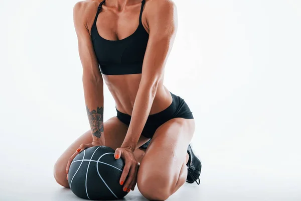 Sitzt Auf Dem Ball Teilchenbetrachtung Redhead Weibliche Bodybuilderin Ist Studio — Stockfoto