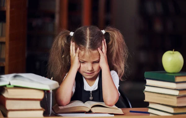 Cansado Leer Linda Niña Con Coletas Está Biblioteca Apple Los — Foto de Stock