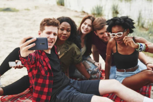 Robię Sobie Selfie Grupa Ludzi Organizuje Piknik Plaży Przyjaciele Bawcie — Zdjęcie stockowe