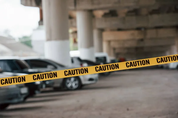 Σκηνή Του Εγκλήματος Προστατεύεται Ταινία Χώρος Στάθμευσης Αυτοκινήτων Στους Εξωτερικούς — Φωτογραφία Αρχείου