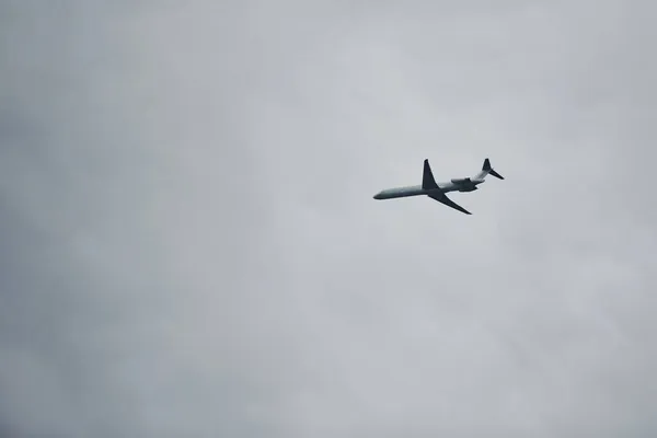 하늘에서 승객용 비행기 구름낀 현대의 — 스톡 사진