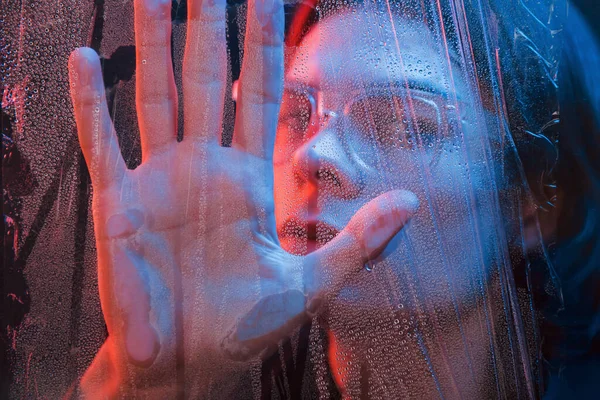 Tocando Vidro Pela Mão Estúdio Filmado Estúdio Escuro Com Luz — Fotografia de Stock