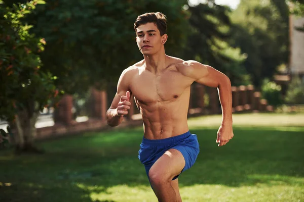 Going Forward Muscular Shirtless Man Have Fitness Day Running Park — Stock Photo, Image