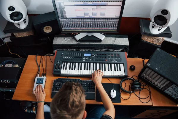 Top View Sound Engineer Working Mixing Music Indoors Studio — Stock Photo, Image