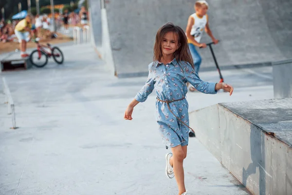 Kleines Mädchen Blauer Kleidung Posiert Der Stadt Für Eine Kamera — Stockfoto