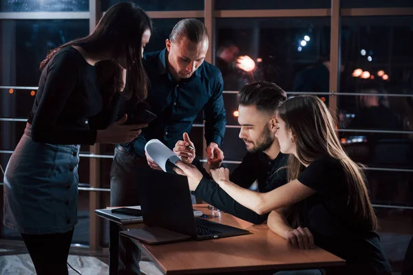 Pappersarbete Aldrig Roligt Teamet Unga Affärsmän Arbetar Med Sitt Projekt — Stockfoto