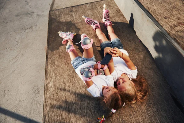 Black Colored Smartphone Hands Having Fun Lying Wooden Ramp Summertime — Stock Photo, Image