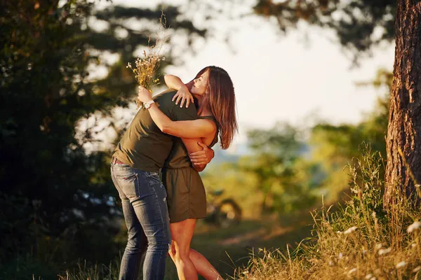 Gente Encantadora Abrazándose Hermosa Pareja Joven Pasar Buen Rato Bosque — Foto de Stock