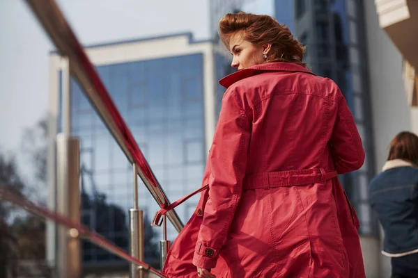 Cerca Las Barandillas Plateadas Adulta Bonita Mujer Abrigo Rojo Cálido — Foto de Stock
