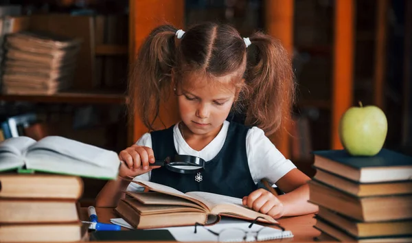 Κρατάει Μεγεθυντικό Φακό Χαριτωμένο Κοριτσάκι Τις Κοτσίδες Είναι Στη Βιβλιοθήκη — Φωτογραφία Αρχείου