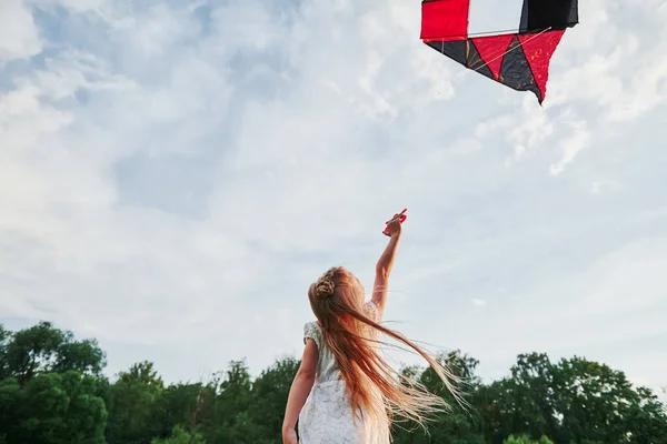 Sto Guardando Aquilone Ragazza Felice Vestiti Bianchi Divertirsi Sul Campo — Foto Stock