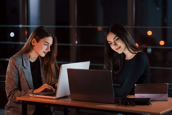 Laptops Och Surfplatta Bordet Teamet Unga Affärsmän Arbetar Med Sitt — Stockfoto