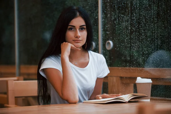 Portrait Une Jeune Étudiante Assise Dans Café Jour Pluie Une — Photo