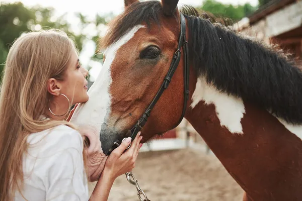 Olhando Nos Olhos Mulher Feliz Com Seu Cavalo Rancho Durante — Fotografia de Stock