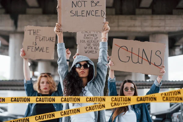 いじめに対して声を上げる フェミニスト女性グループは屋外での権利に抗議している — ストック写真