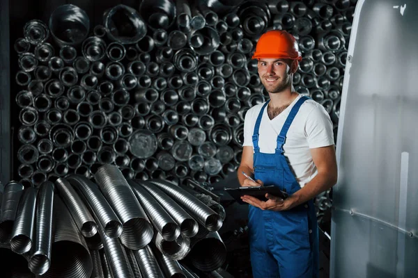 Sorrisi Macchina Fotografica Uomo Uniforme Lavora Alla Produzione Tecnologia Industriale — Foto Stock