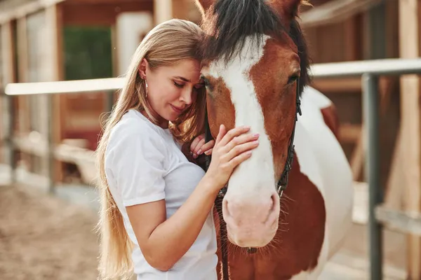 Assistant Farm Manager Happy Woman Her Horse Ranch Daytime — Stock Photo, Image