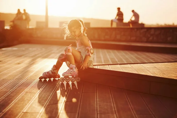 Glückliches Süßes Kind Mit Ihren Rollschuhen Unglaubliches Sonnenlicht — Stockfoto