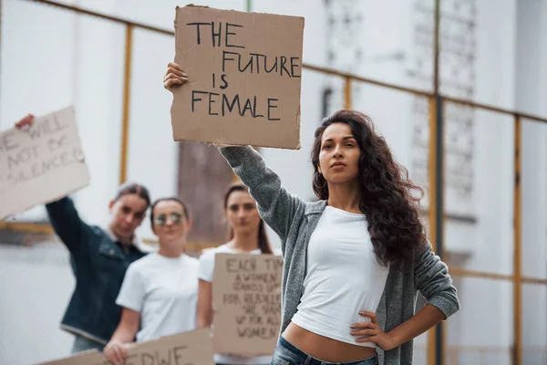 Güçlü bir kadın. Bir grup feminist kız dışarıda hakları için protesto yapıyor..