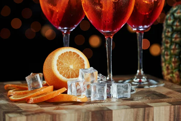 Eiswürfel Der Nähe Von Orange Cocktails Stehen Bereit Auf Dem — Stockfoto