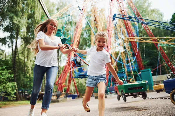 Futás Játék Vidám Kislány Anyja Jól Érzi Magát Parkban Együtt — Stock Fotó