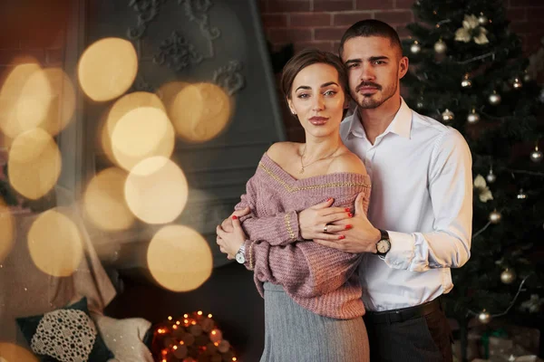 Vêtements Luxe Classiques Joli Couple Célébrant Nouvel Devant Arbre Noël — Photo