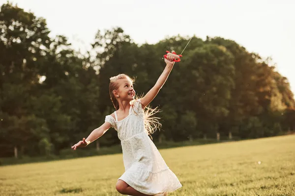 Вудс Сзади Счастливая Девушка Белой Одежде Весело Провести Время Воздушным — стоковое фото