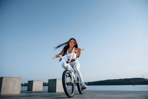 Femme Cavalière Est Sur Vélo Pendant Journée Près Lac Fitness — Photo