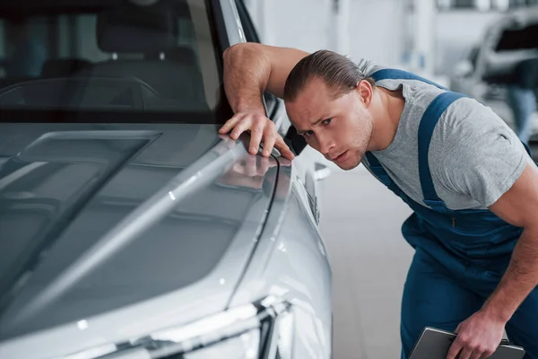 Nach Professioneller Reparatur Mann Blickt Auf Perfekt Poliertes Silberfarbenes Auto — Stockfoto