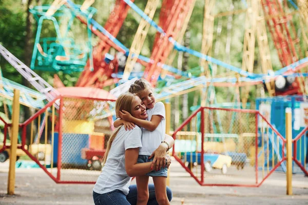 Öleljétek Egymást Vidám Kislány Anyja Jól Érzi Magát Parkban Együtt — Stock Fotó