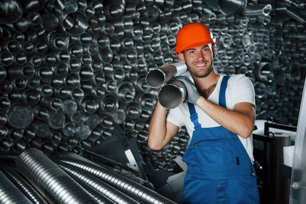 Tubi Sulle Spalle Uomo Uniforme Lavora Alla Produzione Tecnologia Industriale — Foto Stock