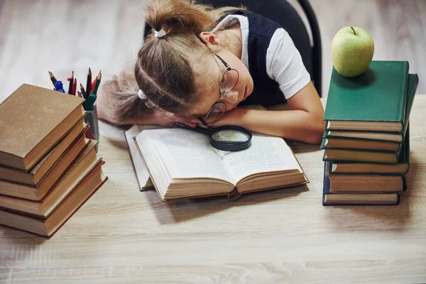 Slapen Tafel Schattig Klein Meisje Met Staartjes Bibliotheek Appel Boeken — Stockfoto