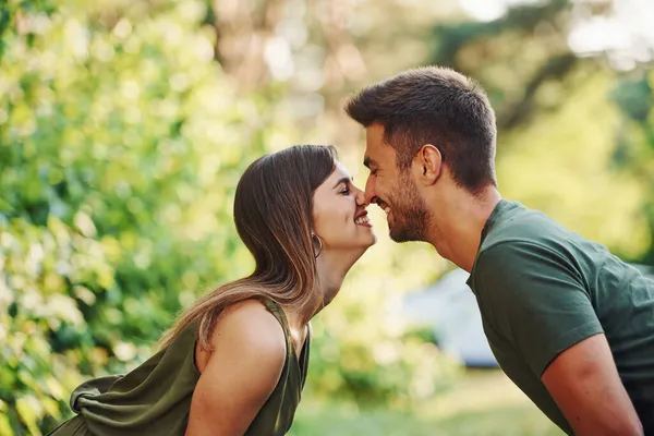 Proximidade Pessoas Belo Jovem Casal Ter Bom Tempo Floresta Durante — Fotografia de Stock