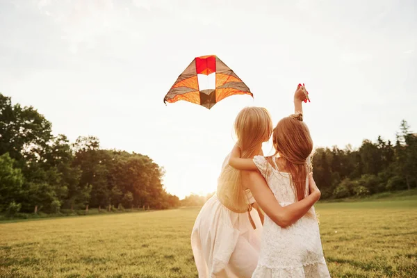 Est Que Est Que Mère Fille Amusent Avec Cerf Volant — Photo